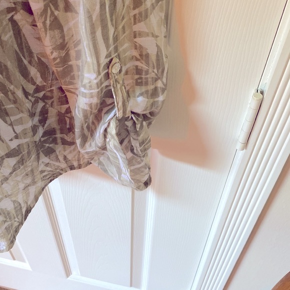 Pretty blouse. Sized M but will fit L - Picture 2 of 5